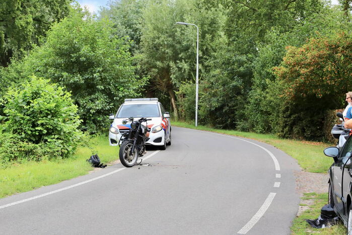 Automobilist en motorrijder botsen op polderweg