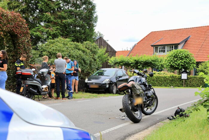 Automobilist en motorrijder botsen op polderweg