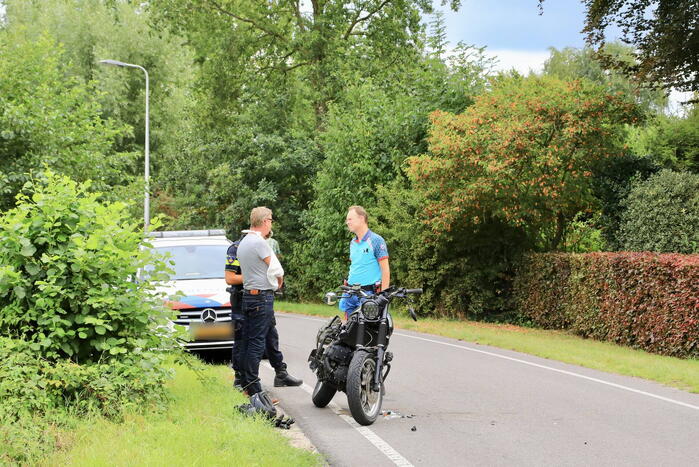 Automobilist en motorrijder botsen op polderweg
