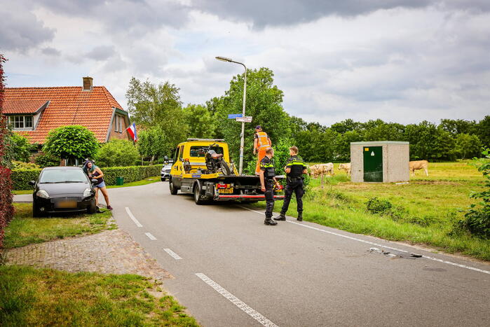 Automobilist en motorrijder botsen op polderweg