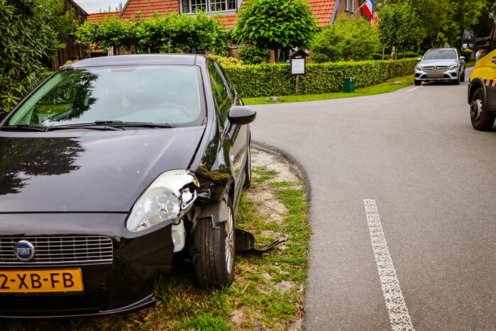 Automobilist en motorrijder botsen op polderweg