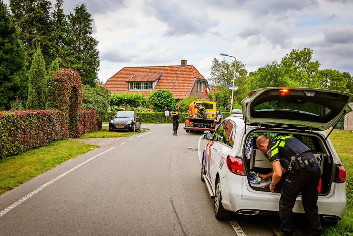 Automobilist en motorrijder botsen op polderweg