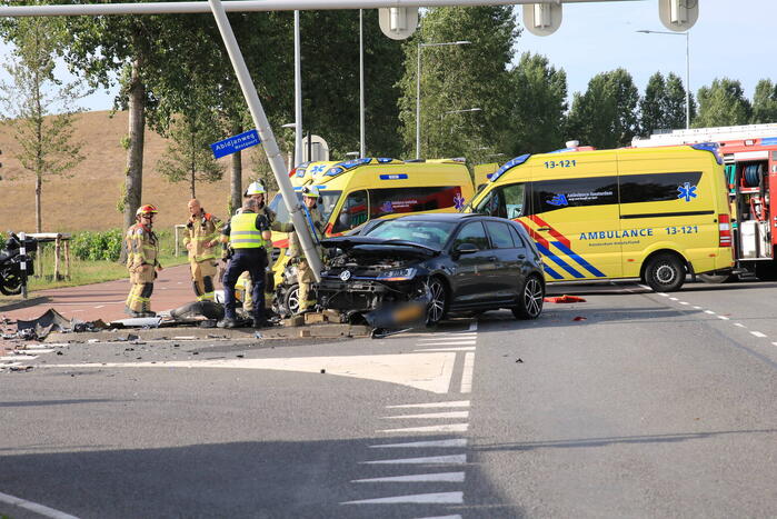 Twee gewonden bij botsing op kruispunt