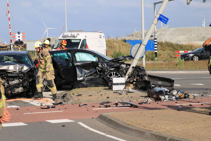 Twee gewonden bij botsing op kruispunt