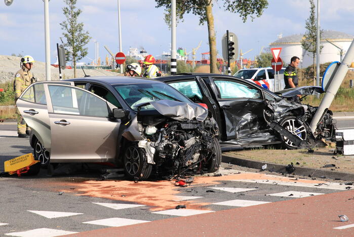 Twee gewonden bij botsing op kruispunt
