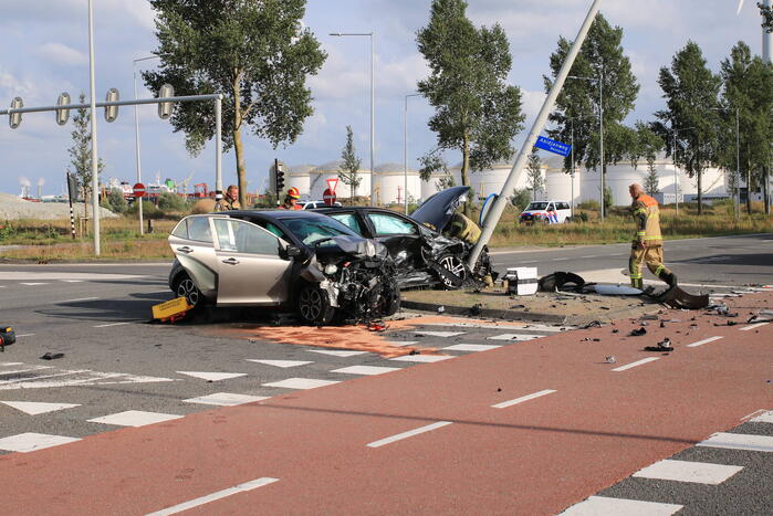 Twee gewonden bij botsing op kruispunt