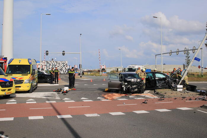 Twee gewonden bij botsing op kruispunt