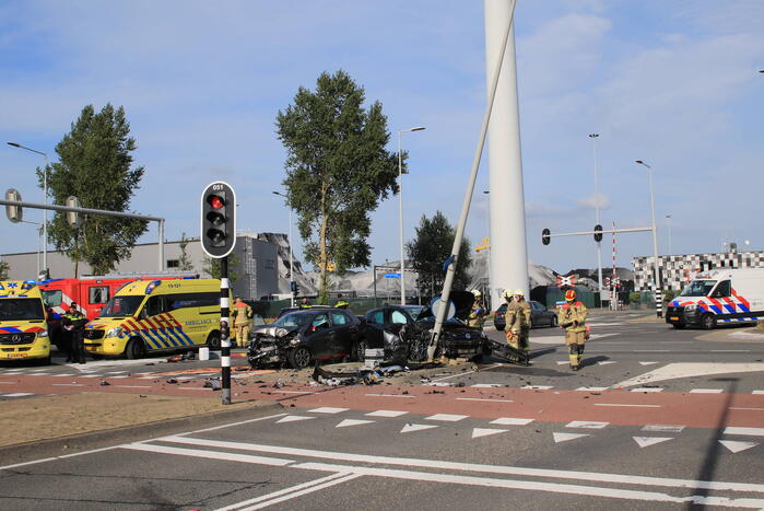 Twee gewonden bij botsing op kruispunt
