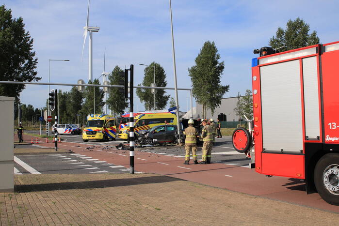 Twee gewonden bij botsing op kruispunt