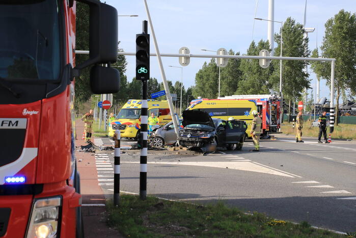 Twee gewonden bij botsing op kruispunt