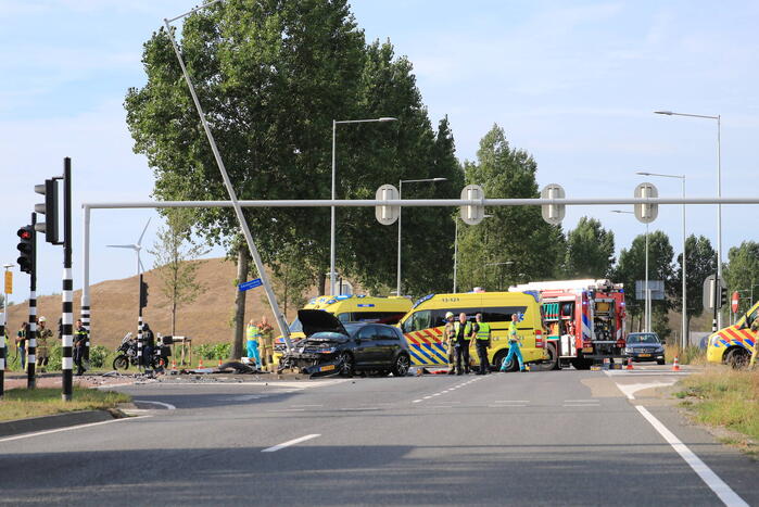 Twee gewonden bij botsing op kruispunt