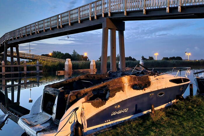 Plezierboot onder Kerkebrug volledig verwoest vanwege brand