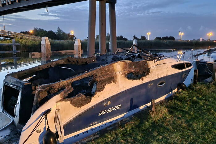 Plezierboot onder Kerkebrug volledig verwoest vanwege brand