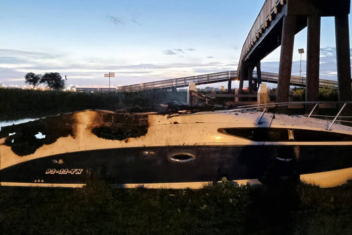 Plezierboot onder Kerkebrug volledig verwoest vanwege brand