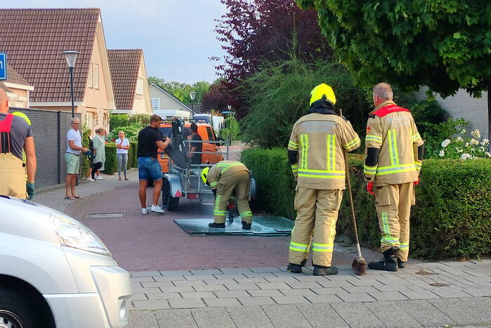 Aanhangwagen met glas valt op straat