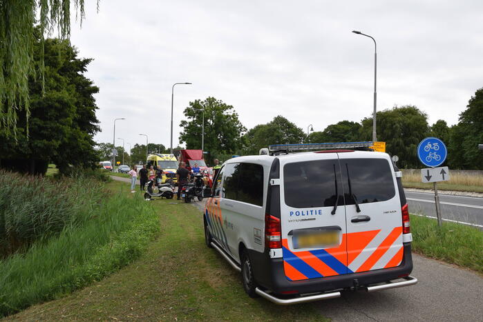 Scooterrijders botsen op fietspad