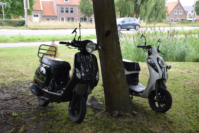 Scooterrijders botsen op fietspad