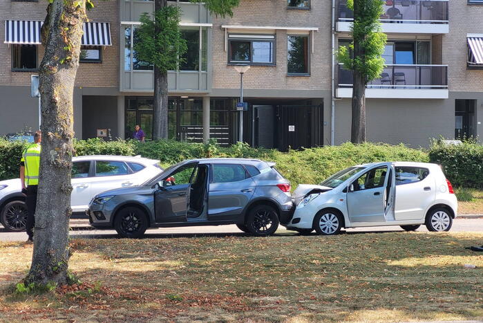 Twee personenwagens betrokken bij kop-staart botsing