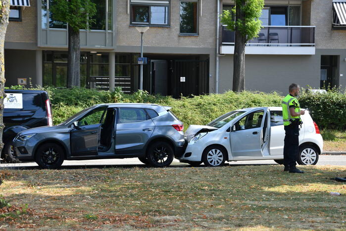 Twee personenwagens betrokken bij kop-staart botsing