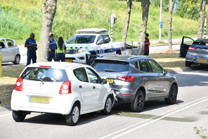 Twee personenwagens betrokken bij kop-staart botsing