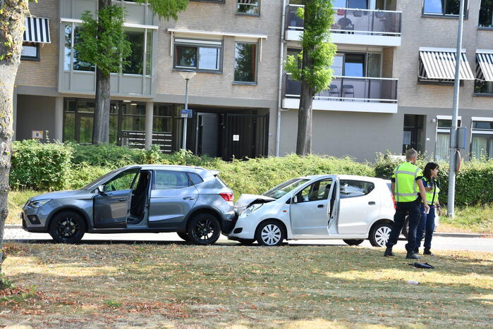 Twee personenwagens betrokken bij kop-staart botsing
