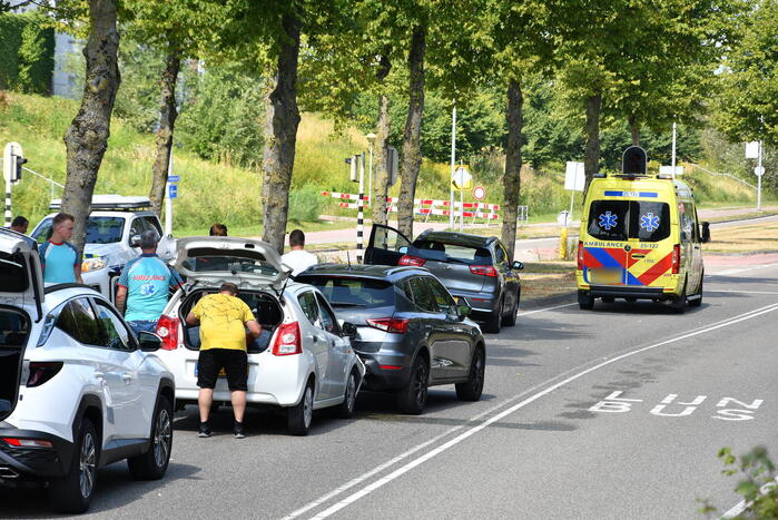 Twee personenwagens betrokken bij kop-staart botsing