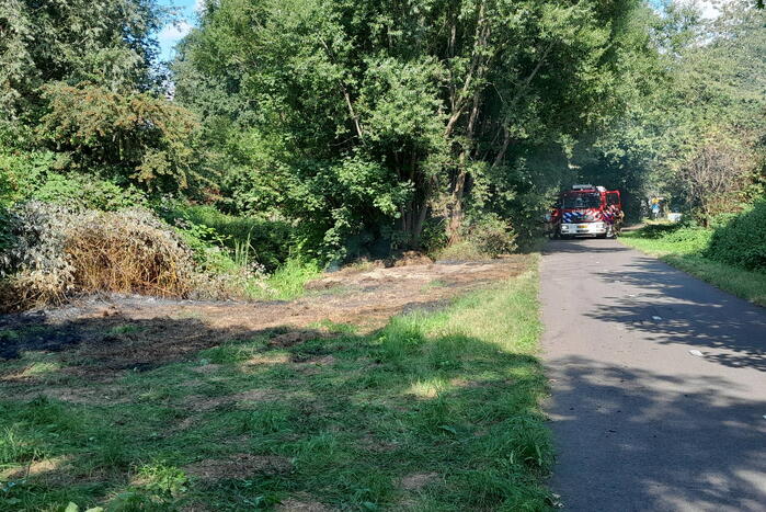 Brandweer blust brandende struiken