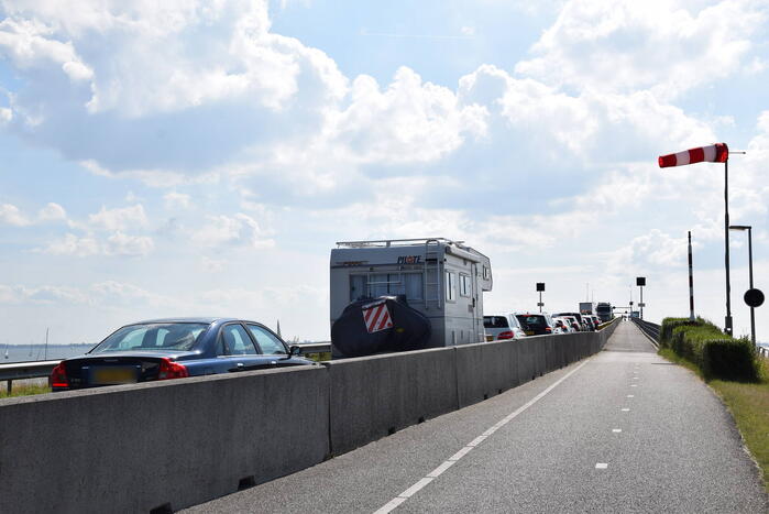 Vrachtwagen schampt wand Zeelandbrug na klapband