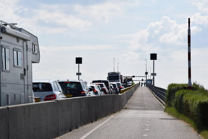 Vrachtwagen schampt wand Zeelandbrug na klapband