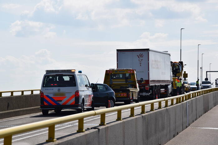 Vrachtwagen schampt wand Zeelandbrug na klapband