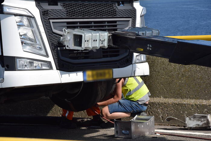 Vrachtwagen schampt wand Zeelandbrug na klapband