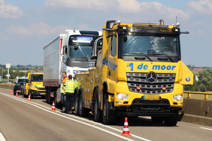 Vrachtwagen schampt wand Zeelandbrug na klapband