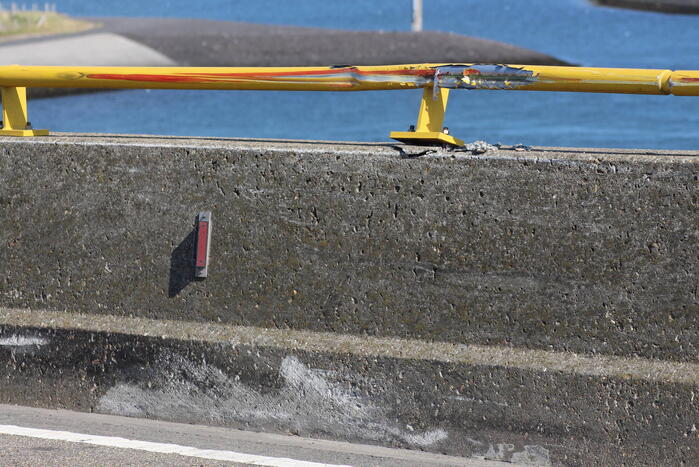 Vrachtwagen schampt wand Zeelandbrug na klapband