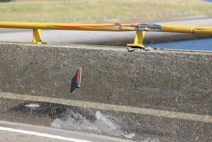 Vrachtwagen schampt wand Zeelandbrug na klapband