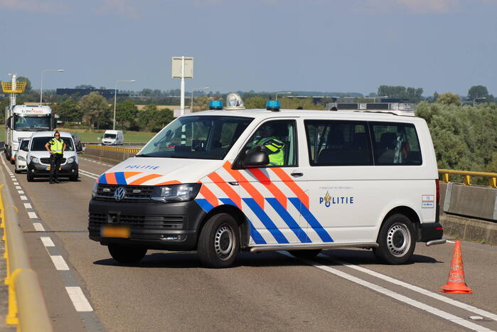 Vrachtwagen schampt wand Zeelandbrug na klapband
