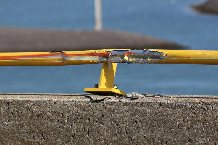 Vrachtwagen schampt wand Zeelandbrug na klapband