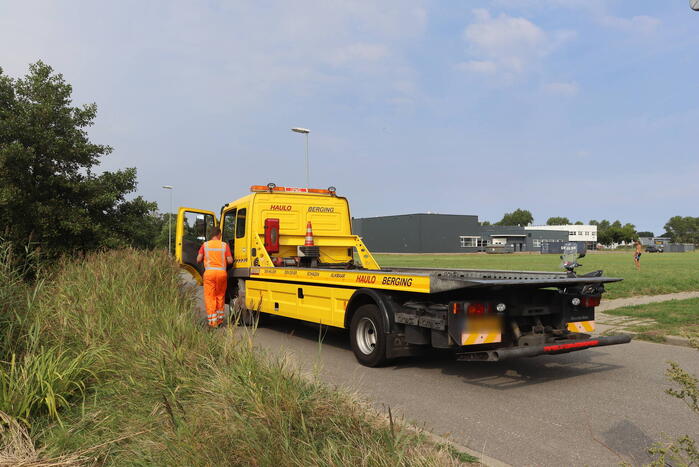 Auto raakt te water naast brug