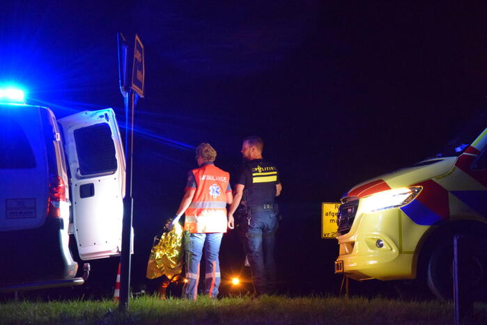 Auto op zijn kop in sloot naast talud