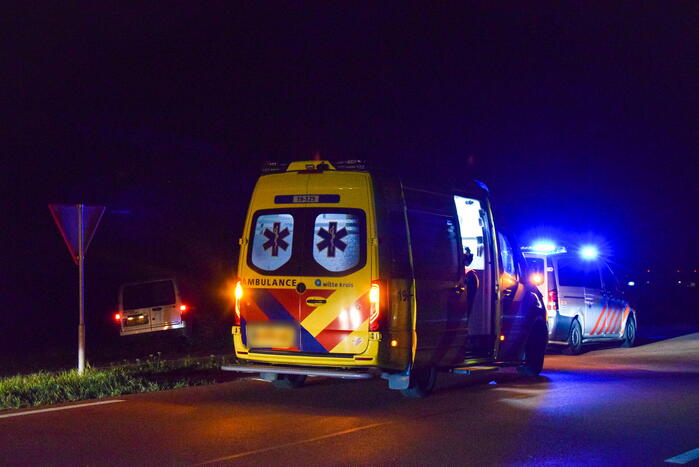 Auto op zijn kop in sloot naast talud