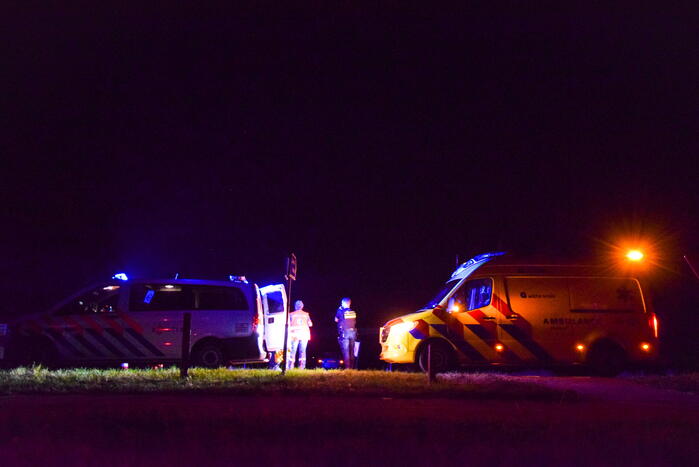 Auto op zijn kop in sloot naast talud