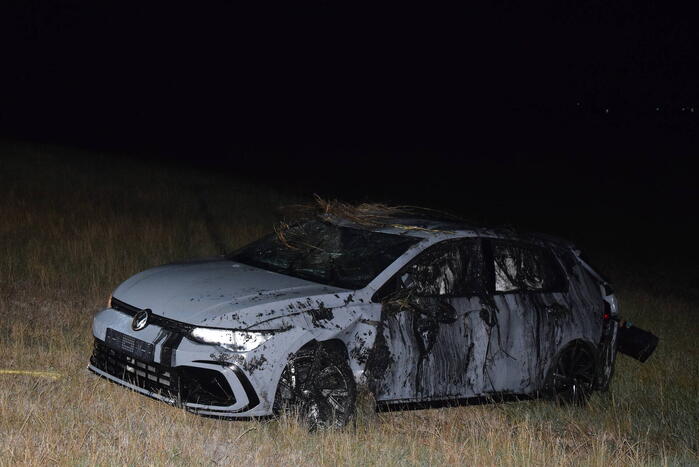 Auto op zijn kop in sloot naast talud
