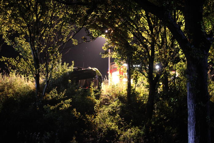 Auto schiet van de weg