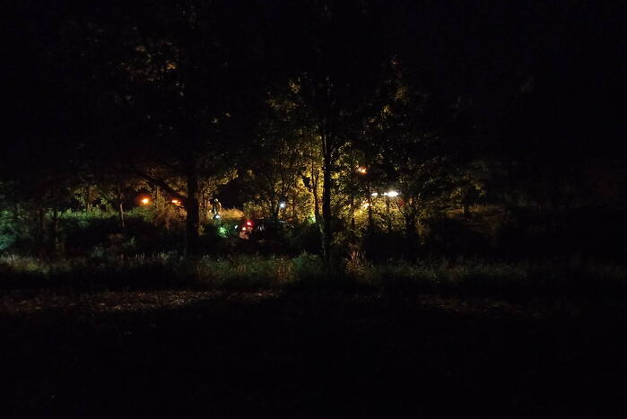 Auto schiet van de weg