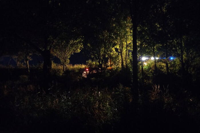 Auto schiet van de weg