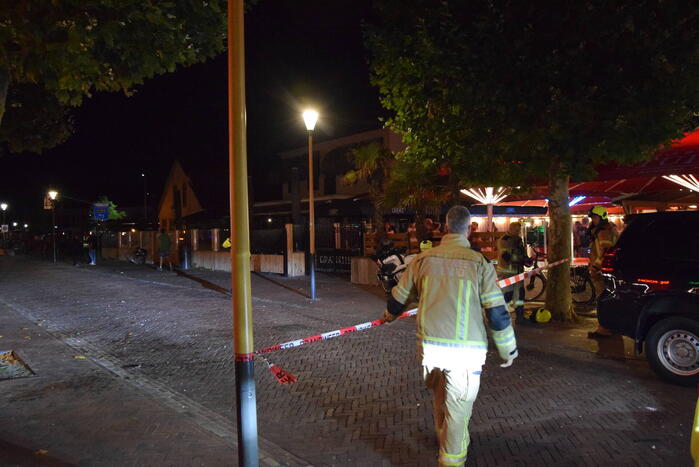 Auto rijdt opzettelijk in op twee horecapanden