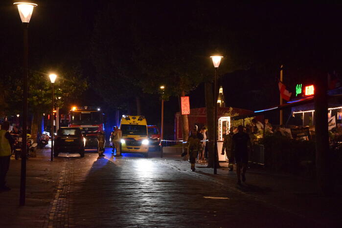 Auto rijdt opzettelijk in op twee horecapanden