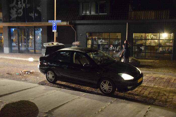 Auto rijdt opzettelijk in op twee horecapanden