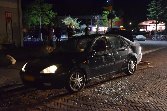 Auto rijdt opzettelijk in op twee horecapanden