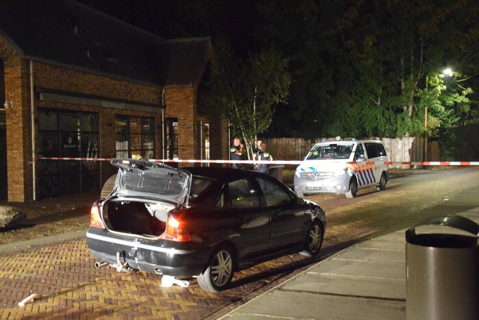 Auto rijdt opzettelijk in op twee horecapanden