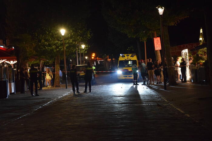 Auto rijdt opzettelijk in op twee horecapanden